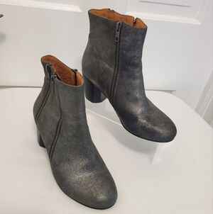 Gentle Souls Lexington Gray Metallic Leather Booties Size 7M, Casual